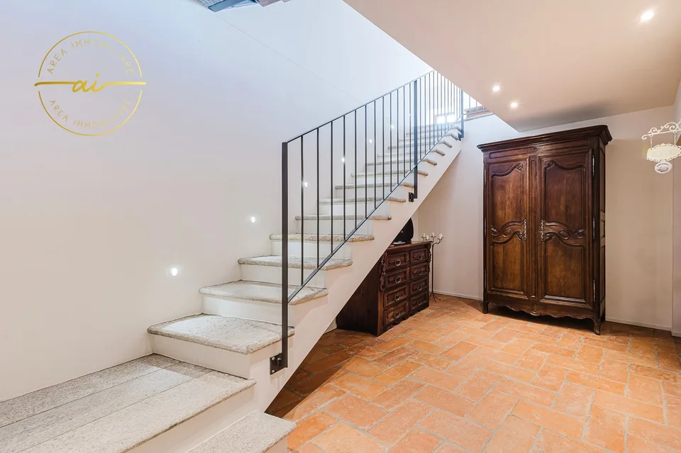 Bâtiment historique prestigieux avec trois unités résidentielles indépendantes au cœur de Vico Morcote