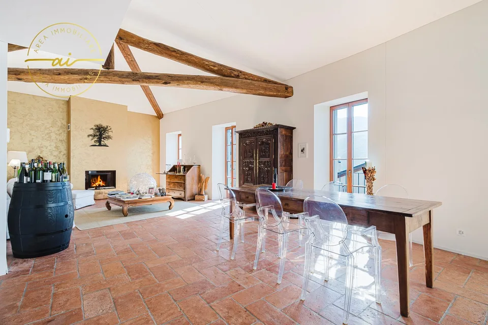 Bâtiment historique prestigieux avec trois unités résidentielles indépendantes au cœur de Vico Morcote