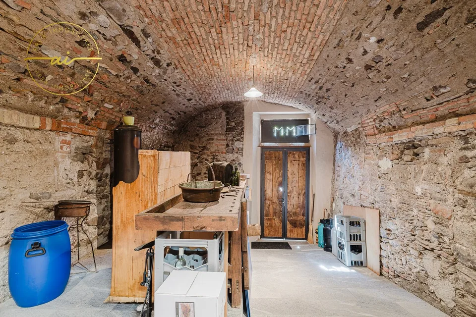 Bâtiment historique prestigieux avec trois unités résidentielles indépendantes au cœur de Vico Morcote