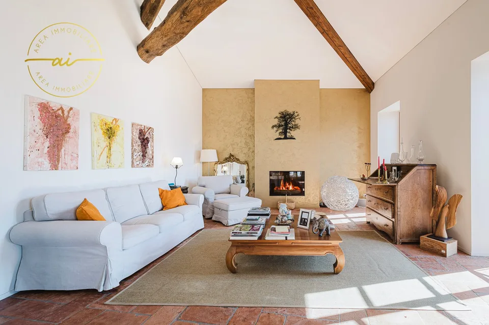 Bâtiment historique prestigieux avec trois unités résidentielles indépendantes au cœur de Vico Morcote