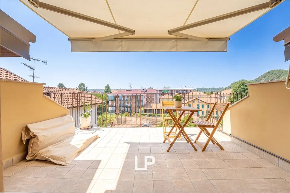 Attico mansardato con terrazzo Arona