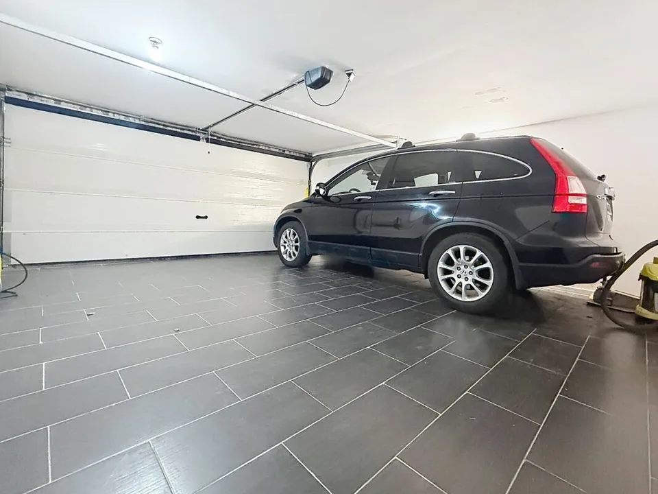 Zwei aneinandergebaute 5,5-Zimmer-Häuser in Lugrin mit Seeblick