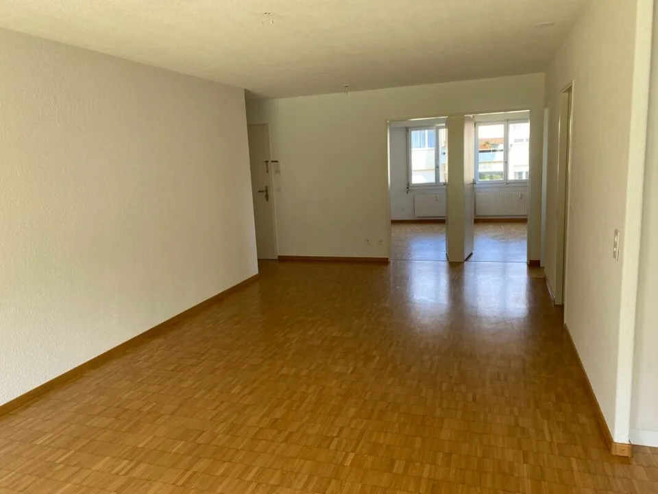 Ampio appartamento di 3.5 locali con balcone in posizione centrale in affitto