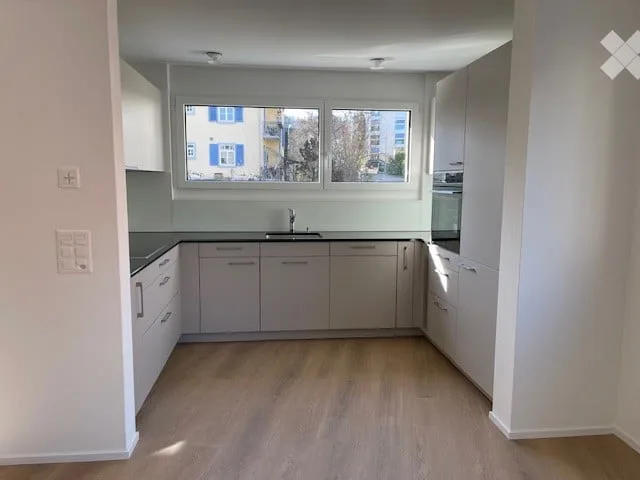 Appartement moderne 3.5 pièces avec balcon à Zürich-Altstetten