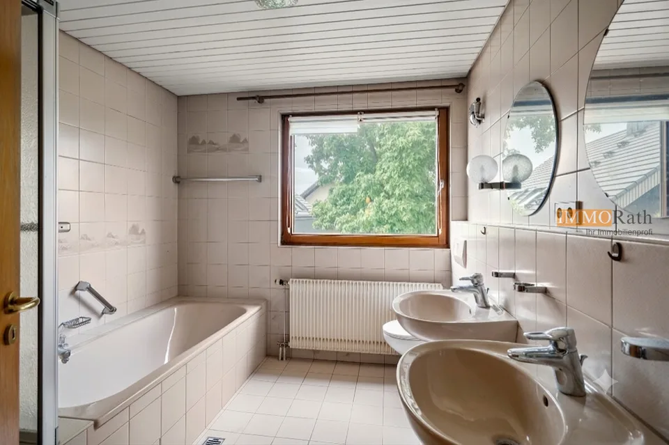 IMMORath.de - Doppelhaushälfte mit Einliegerwohnung und Garage