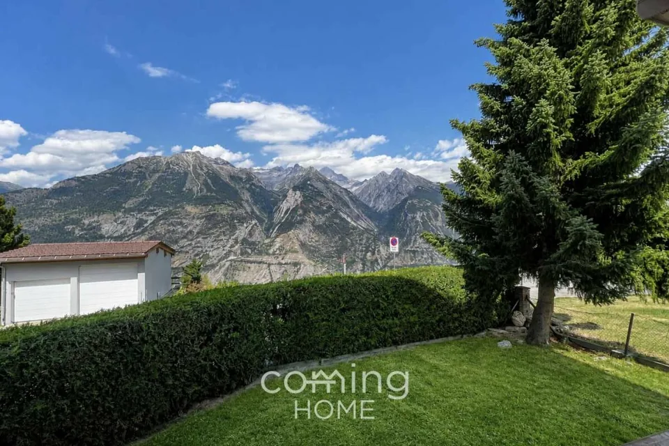 Appartement ensoleillé de 4,5 pièces avec vue panoramique sur les montagnes à Eischoll