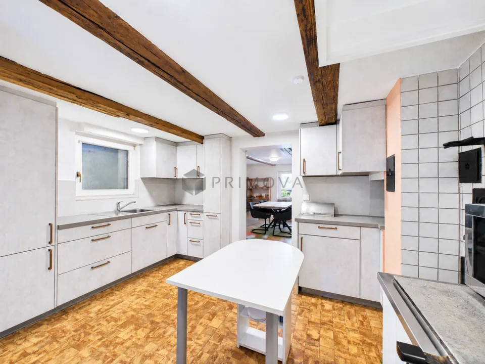 Modernisiertes Zweifamilienhaus mit Weitblick, Doppelgarage und viel Platz