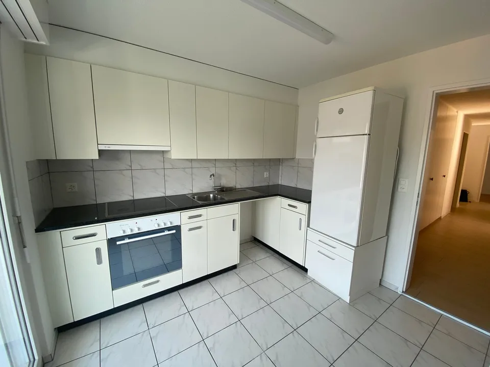 *Frisch renovierte 4-Zimmerwohnung mit sonnigem Balkon*