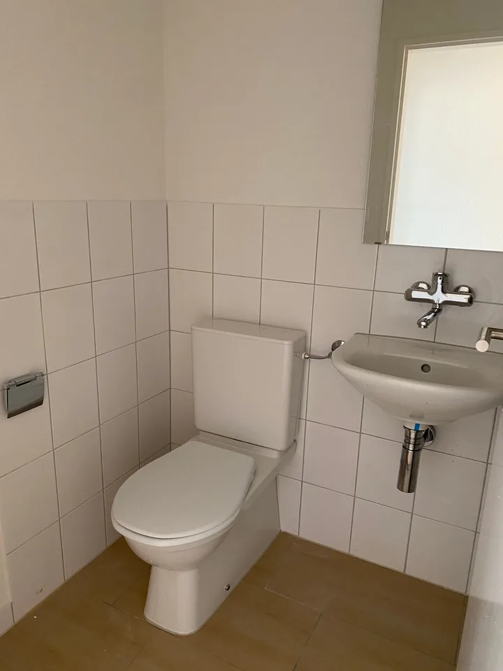 *Frisch renovierte 4-Zimmerwohnung mit sonnigem Balkon*