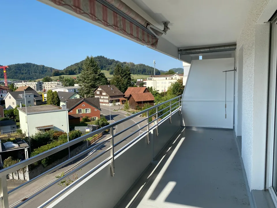 *Frisch renovierte 4-Zimmerwohnung mit sonnigem Balkon*