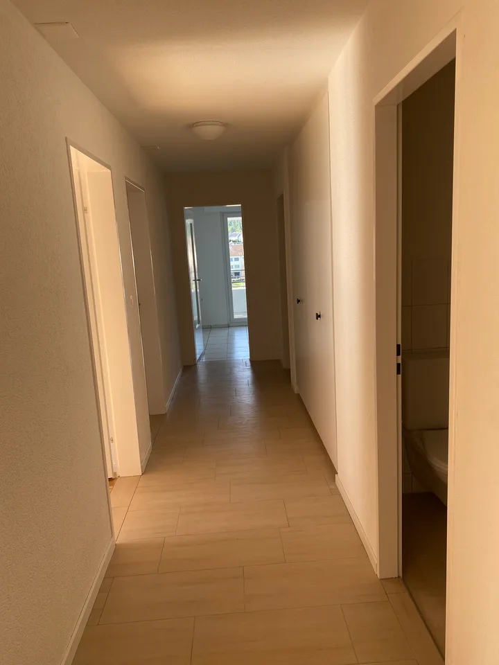 *Frisch renovierte 4-Zimmerwohnung mit sonnigem Balkon*