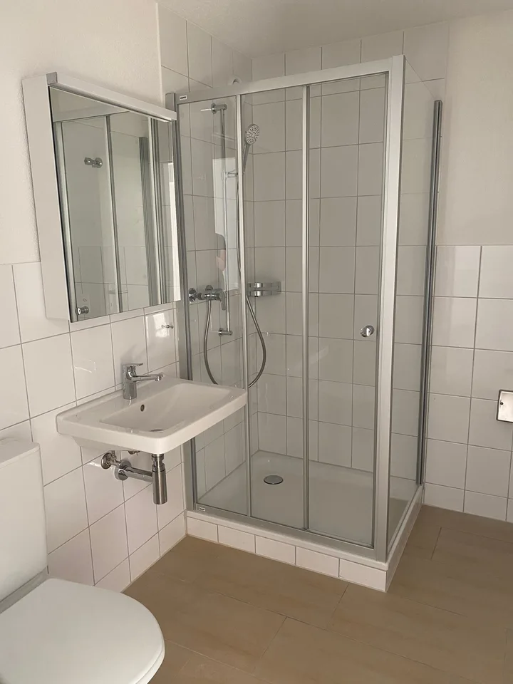 *Frisch renovierte 4-Zimmerwohnung mit sonnigem Balkon*