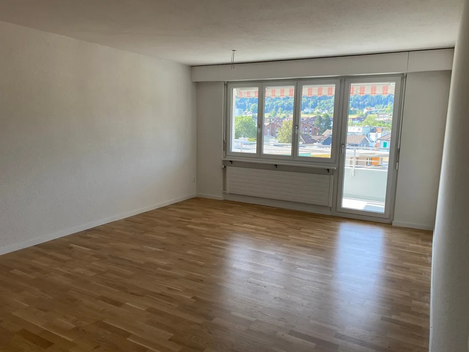 *Frisch renovierte 4-Zimmerwohnung mit sonnigem Balkon*