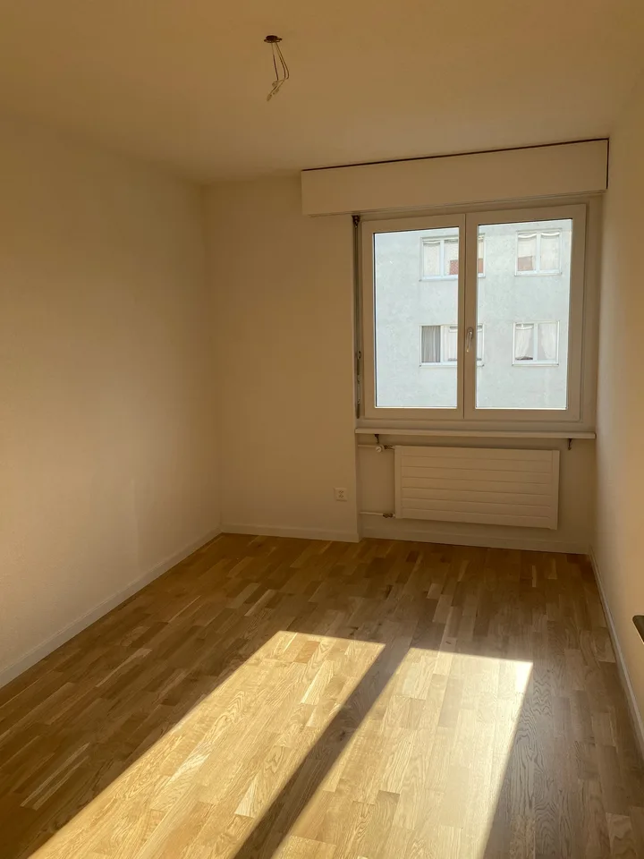 *Frisch renovierte 4-Zimmerwohnung mit sonnigem Balkon*