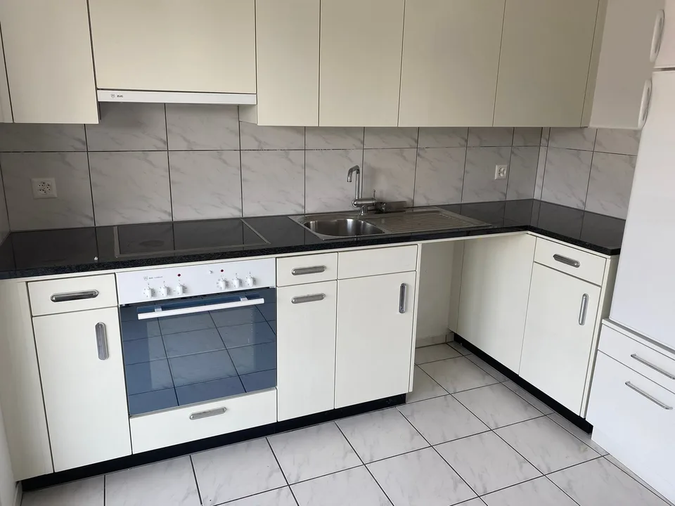 *Frisch renovierte 4-Zimmerwohnung mit sonnigem Balkon*