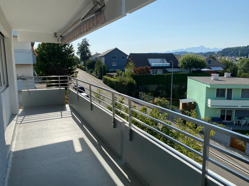 *Frisch renovierte 4-Zimmerwohnung mit sonnigem Balkon*