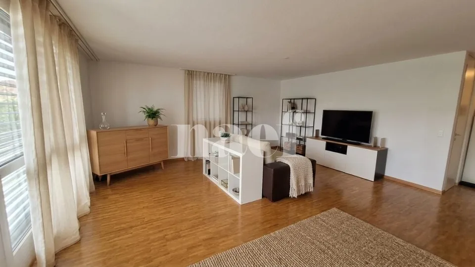 Schönes Apartment von ca. 103 m2 mit 4,5 Zimmern im 1. Stock mit Balkon