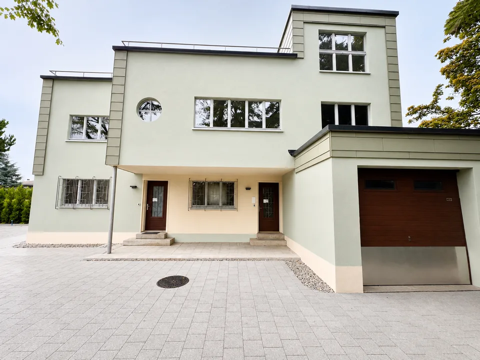 Duplextwo-Familienhaus mit Dachterrasse und eigenem Garten von 670m2