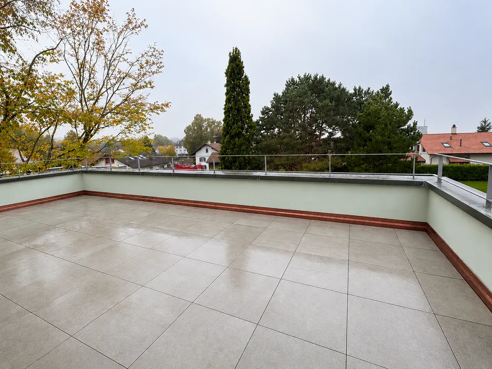 Duplextwo-Familienhaus mit Dachterrasse und eigenem Garten von 670m2