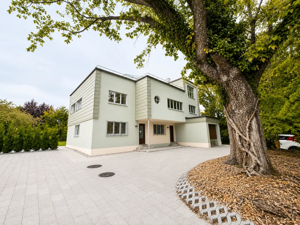 Duplextwo-Familienhaus mit Dachterrasse und eigenem Garten von 670m2