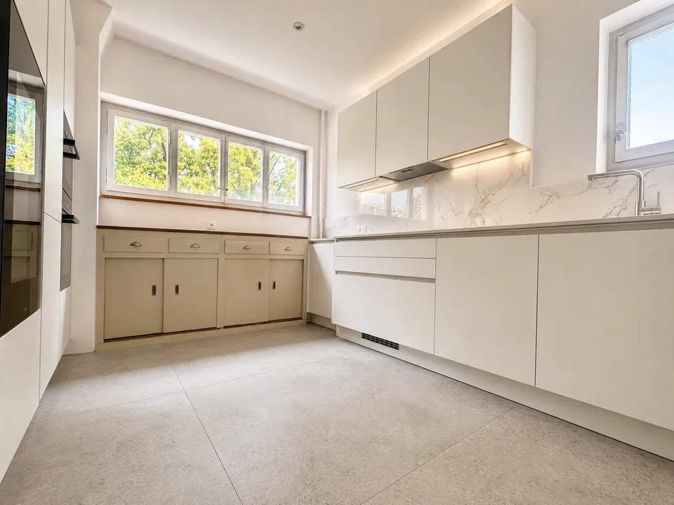 Duplextwo-Familienhaus mit Dachterrasse und eigenem Garten von 670m2