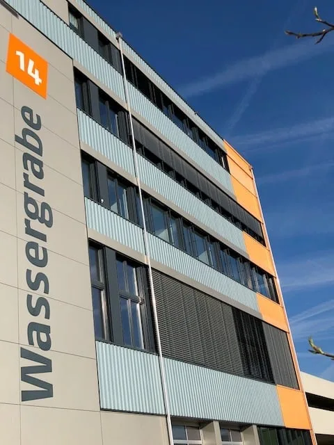 Modern, versatile commercial space near the highway exit