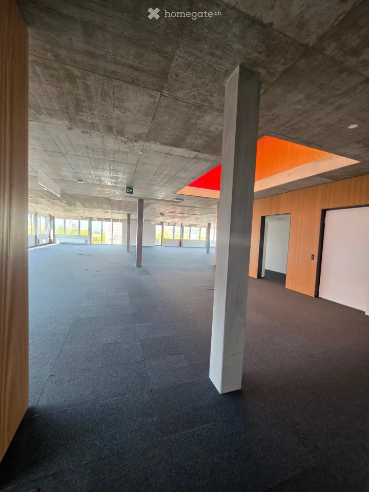Modern, versatile commercial space near the highway exit