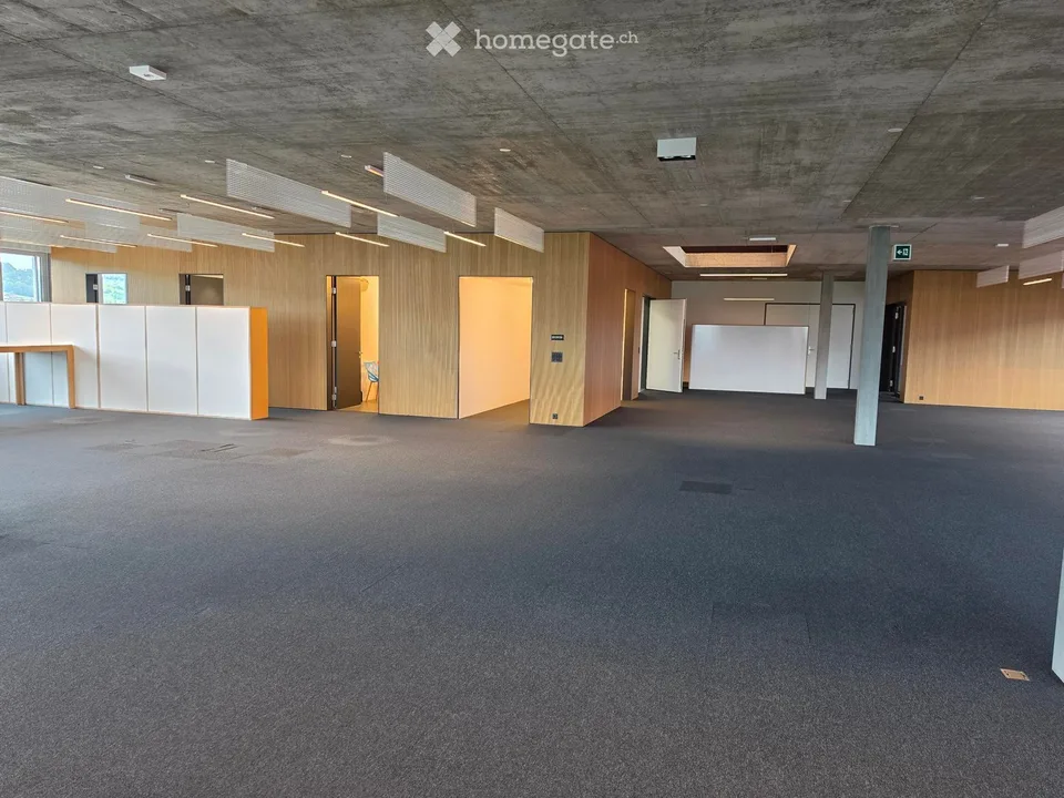 Modern, versatile commercial space near the highway exit