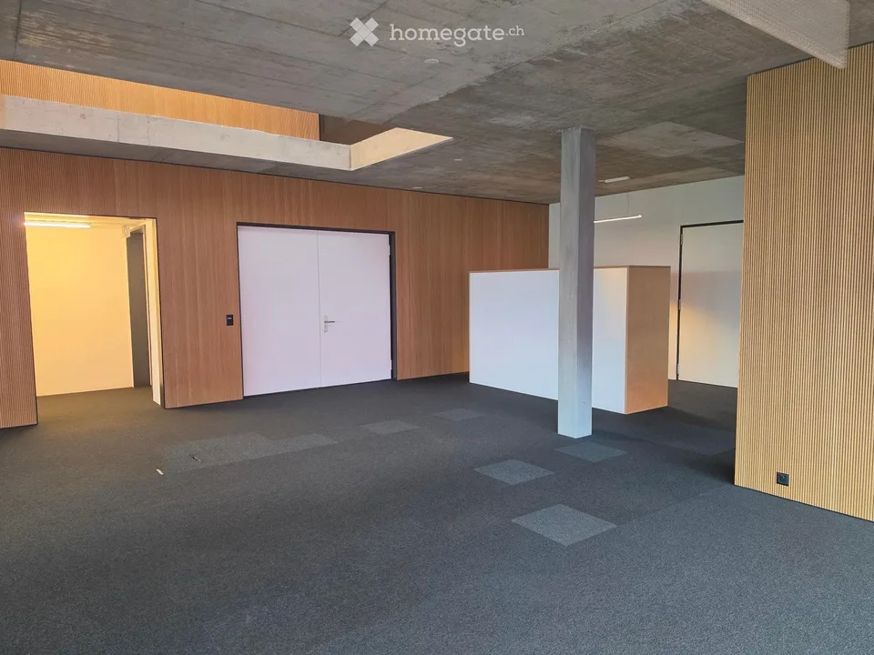 Modern, versatile commercial space near the highway exit