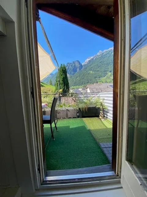 Charmante 3.5- Zimmer-Wohnung mit Cheminée in Schwanden GL