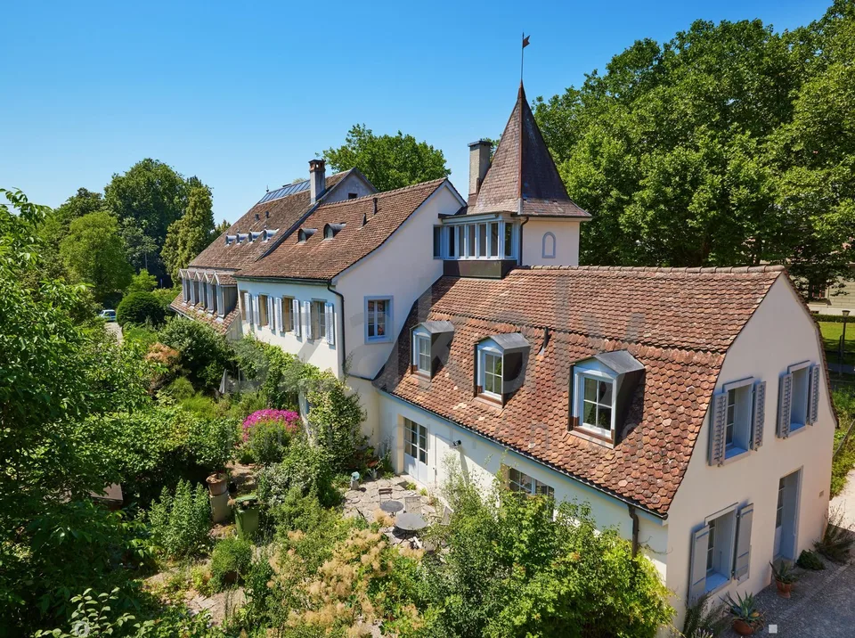 Dreifamilienhaus mit Charme in alterwürdigem Gemäuer