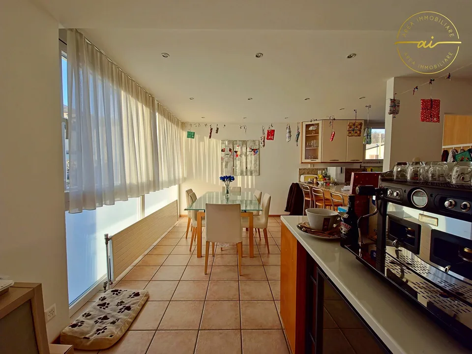 CASA INDIPENDENTE DI 5.5 LOCALI CON GIARDINO E SPAZI COMMERCIALI AD ARZO