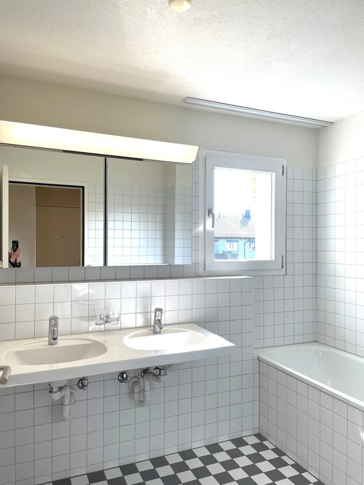 Beautiful, bright, quiet and newly renovated 4.5-room apartment with large balcony by arrangement