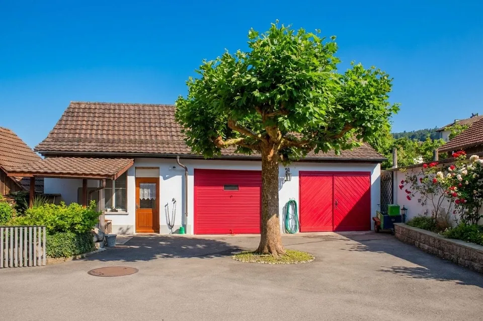 Four units, many possibilities. Whether as a multi-family house as a rental property or as a generational solution.
