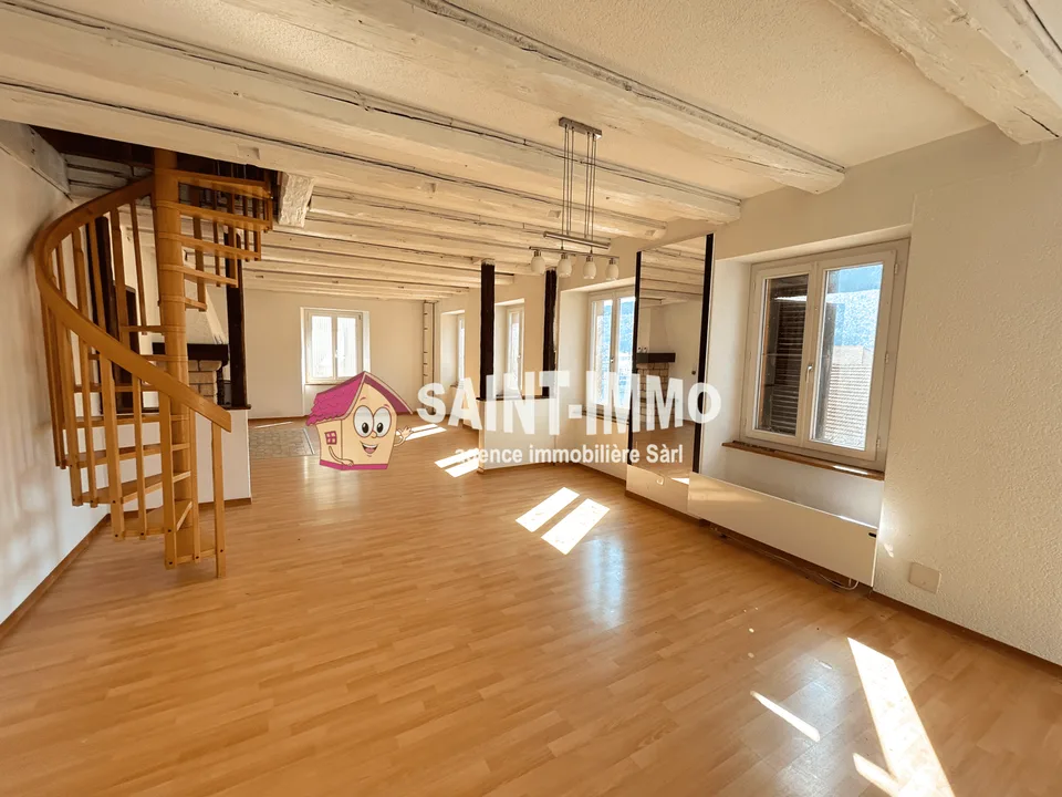 Mietshaus mit 4 Wohnungen, einem Lokal, einem baureifen Grundstück und einer Garage zur Renovierung
