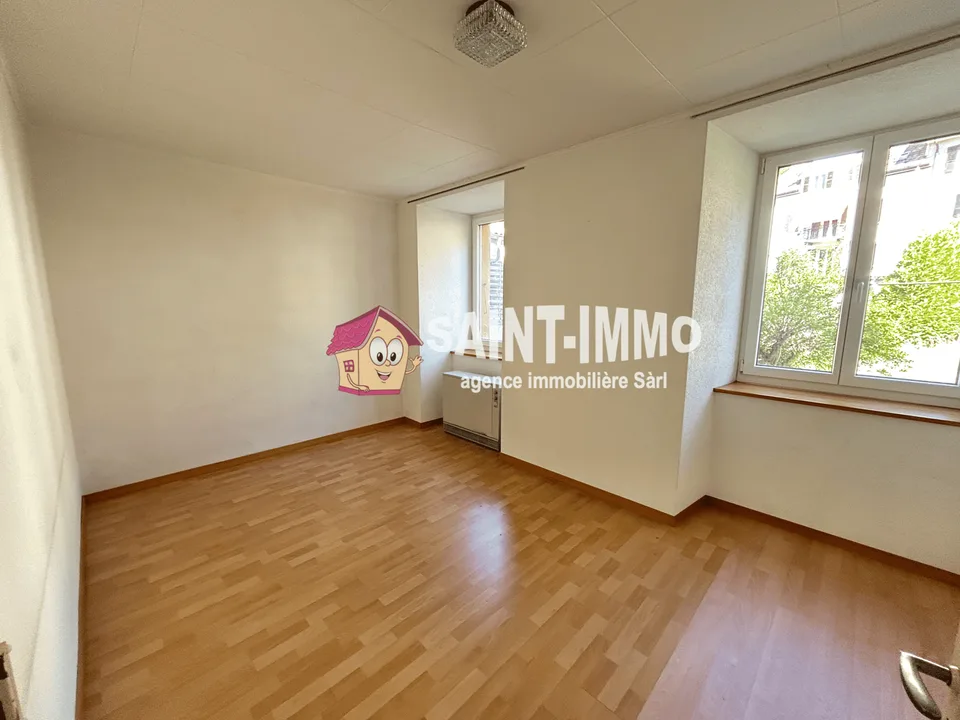 Mietshaus mit 4 Wohnungen, einem Lokal, einem baureifen Grundstück und einer Garage zur Renovierung