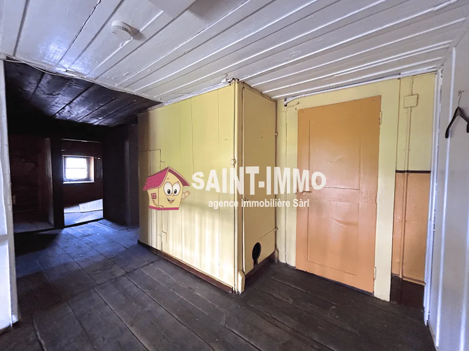 Mietshaus mit 4 Wohnungen, einem Lokal, einem baureifen Grundstück und einer Garage zur Renovierung