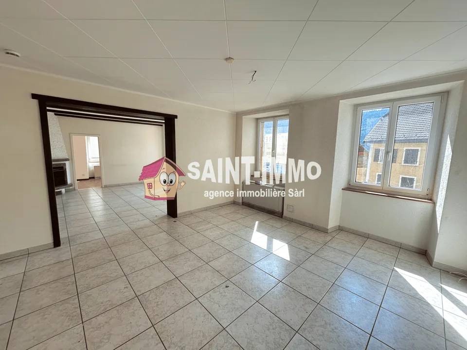 Mietshaus mit 4 Wohnungen, einem Lokal, einem baureifen Grundstück und einer Garage zur Renovierung