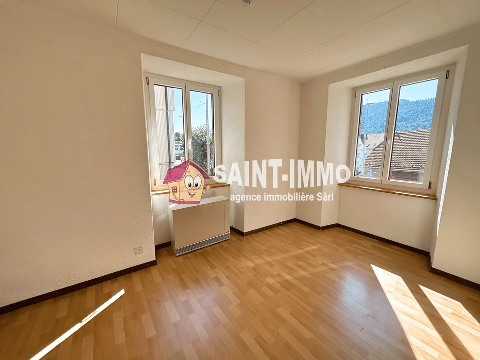 Mietshaus mit 4 Wohnungen, einem Lokal, einem baureifen Grundstück und einer Garage zur Renovierung