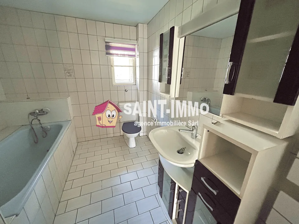 Mietshaus mit 4 Wohnungen, einem Lokal, einem baureifen Grundstück und einer Garage zur Renovierung