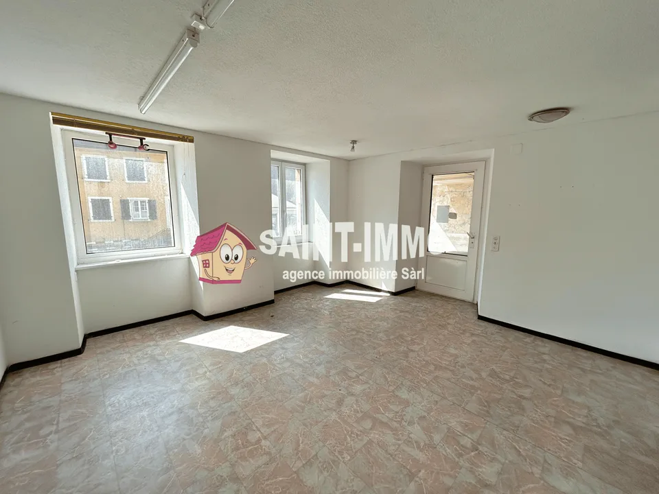 Mietshaus mit 4 Wohnungen, einem Lokal, einem baureifen Grundstück und einer Garage zur Renovierung