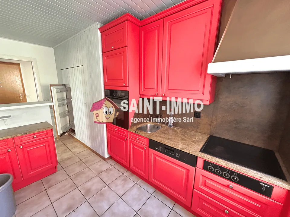Mietshaus mit 4 Wohnungen, einem Lokal, einem baureifen Grundstück und einer Garage zur Renovierung