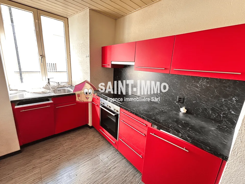 Mietshaus mit 4 Wohnungen, einem Lokal, einem baureifen Grundstück und einer Garage zur Renovierung