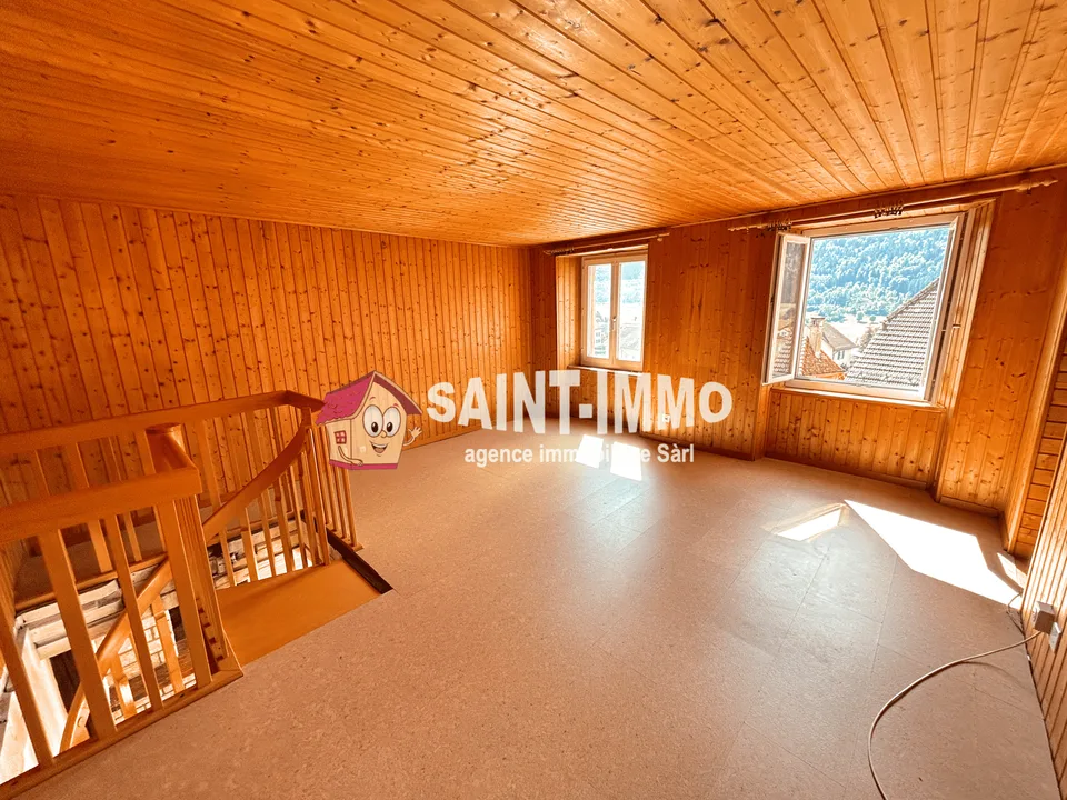Mietshaus mit 4 Wohnungen, einem Lokal, einem baureifen Grundstück und einer Garage zur Renovierung