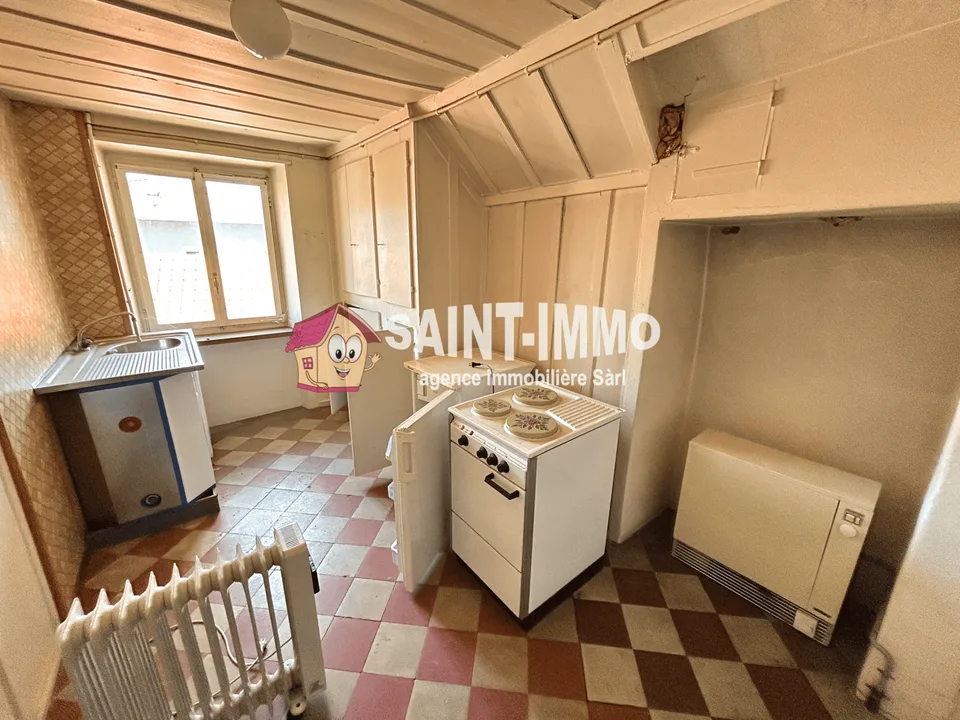 Mietshaus mit 4 Wohnungen, einem Lokal, einem baureifen Grundstück und einer Garage zur Renovierung