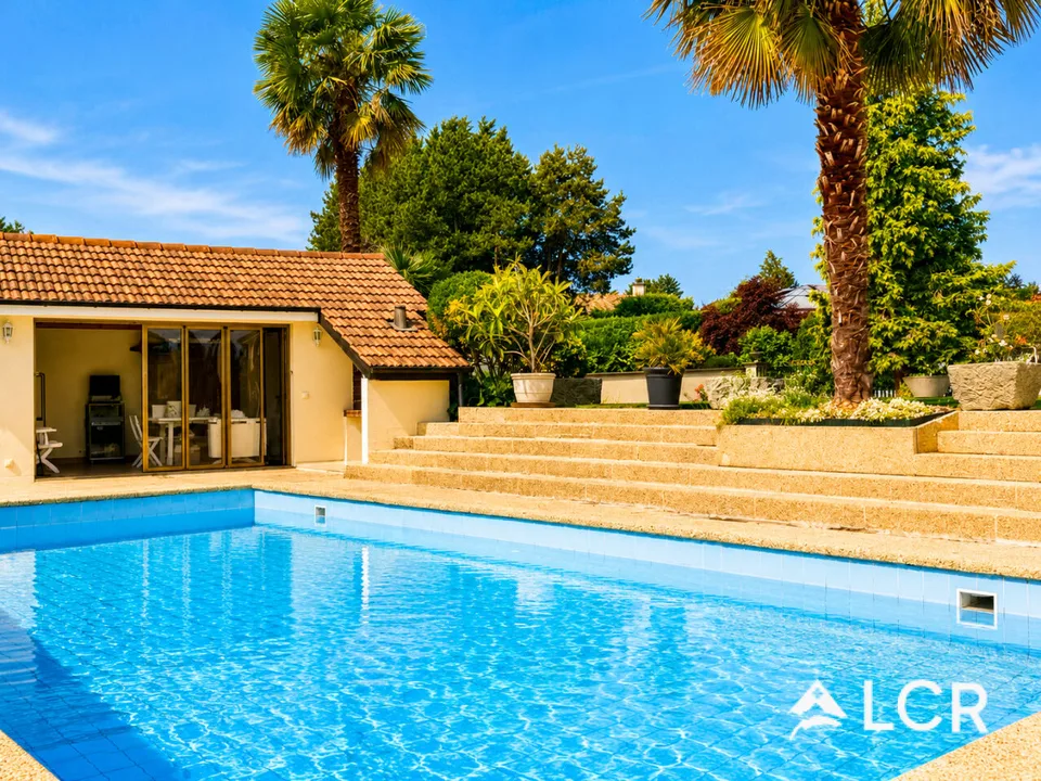 Magnifique maison familiale 8,5p / Jardin avec piscine et appartement indépendant
