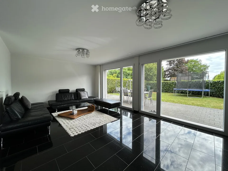 Maison unifamiliale moderne de 5,5 pièces avec grand jardin à Jegenstorf