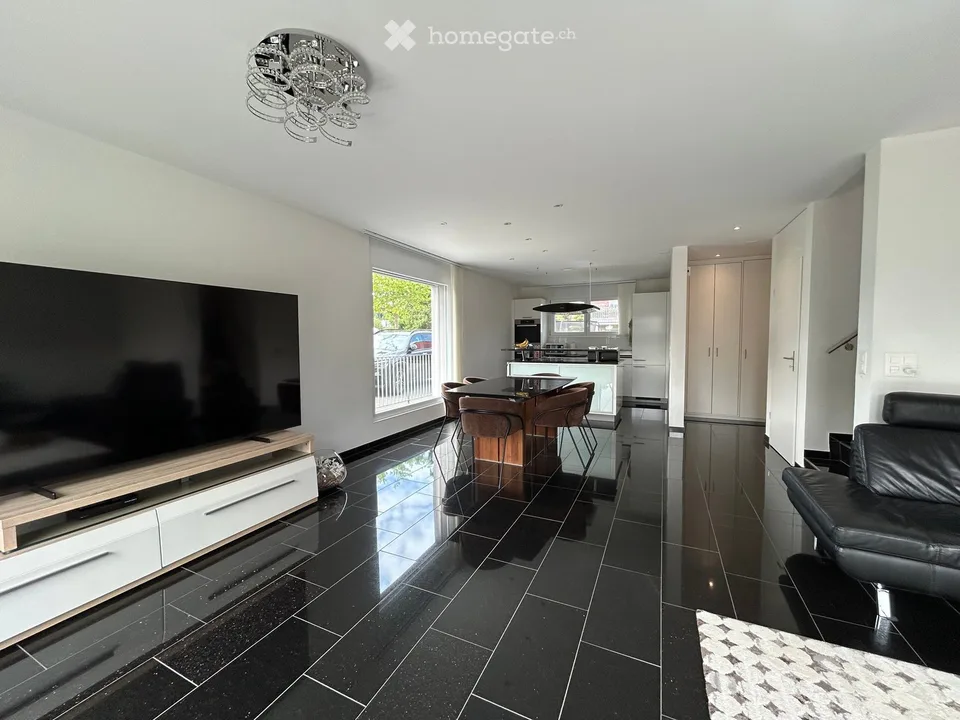 Maison unifamiliale moderne de 5,5 pièces avec grand jardin à Jegenstorf