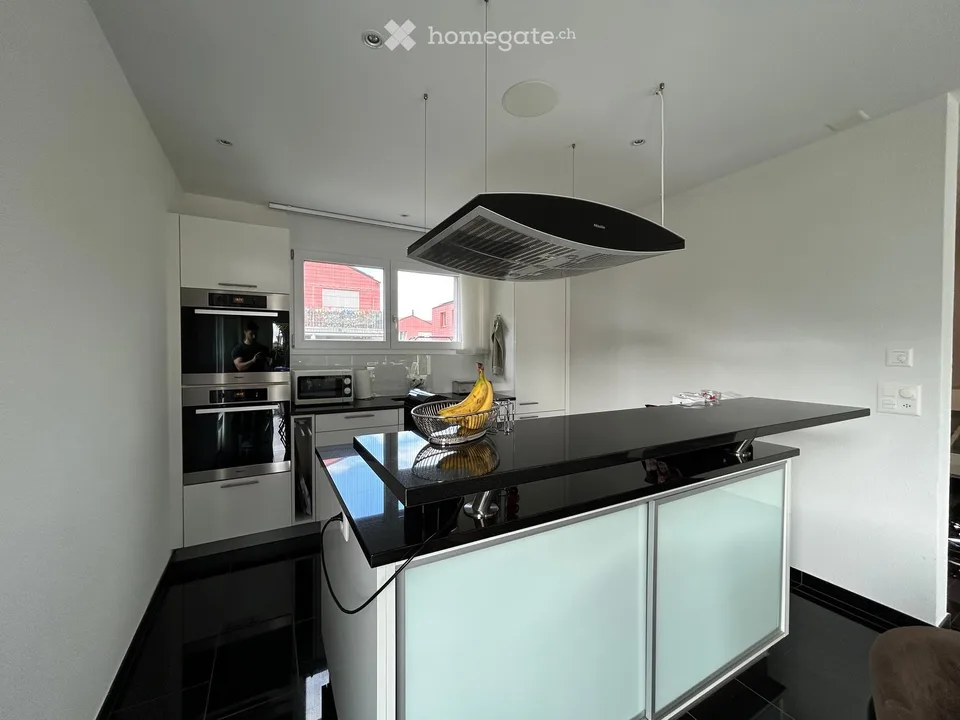 Maison unifamiliale moderne de 5,5 pièces avec grand jardin à Jegenstorf