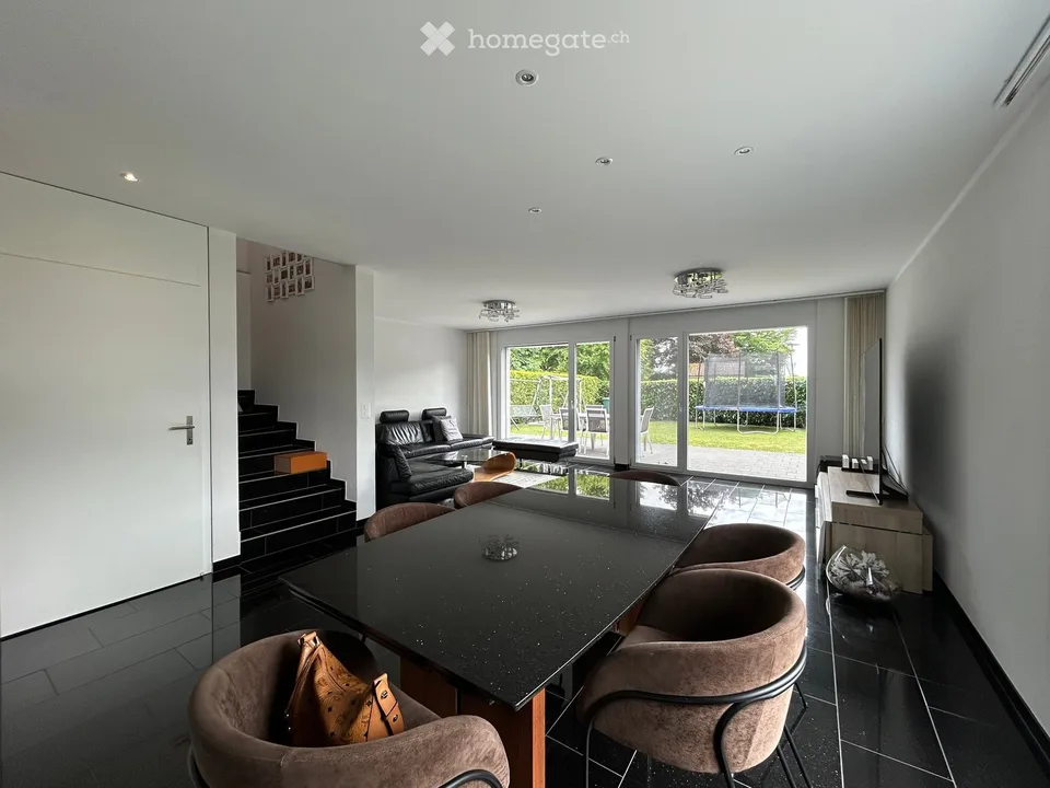 Maison unifamiliale moderne de 5,5 pièces avec grand jardin à Jegenstorf